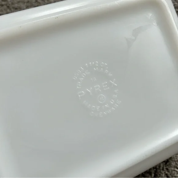 Pyrex 1957 Vintage Amish Butterprint Set of 3 - Picture 7 of 16